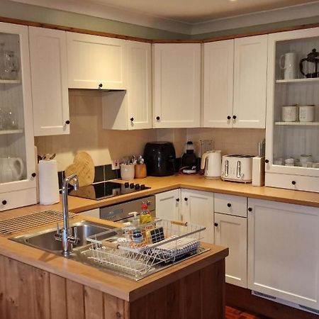 Country Style, 2 Bedroom House, Parking And Superb Location NWI Kültér fotó